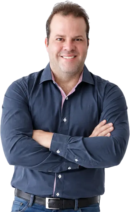 Rafael, proprietário da RB Locação, de braços cruzados